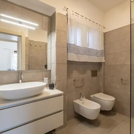 아파트 2 Minute Walk To The Sea-new, Modern With Air Conditioning *